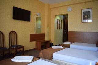 Отель Slavyanska Beseda Hotel София Трехместный номер-7