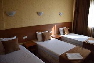 Отель Slavyanska Beseda Hotel София Трехместный номер-9