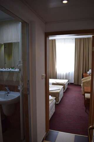 Отель Slavyanska Beseda Hotel София Трехместный номер-12
