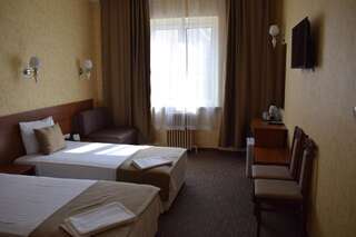 Отель Slavyanska Beseda Hotel София Семейный двухместный номер с 1 кроватью или 2 отдельными кроватями-2