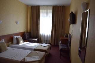 Отель Slavyanska Beseda Hotel София Семейный двухместный номер с 1 кроватью или 2 отдельными кроватями-4