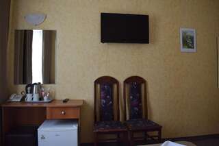 Отель Slavyanska Beseda Hotel София Семейный двухместный номер с 1 кроватью или 2 отдельными кроватями-5
