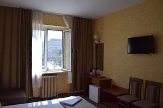 Отель Slavyanska Beseda Hotel София Семейный двухместный номер с 1 кроватью или 2 отдельными кроватями-12
